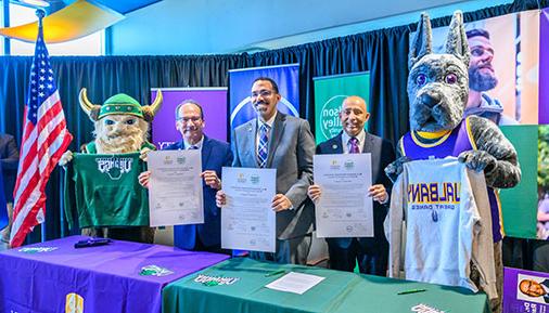 HVCC主席Roger Ramsammy, 纽约州立大学校长约翰·金说,University at Albany President Havid\u00E1n Rodr\u00EDguez pose with Damien the Great Dane and Victor the Viking mascots